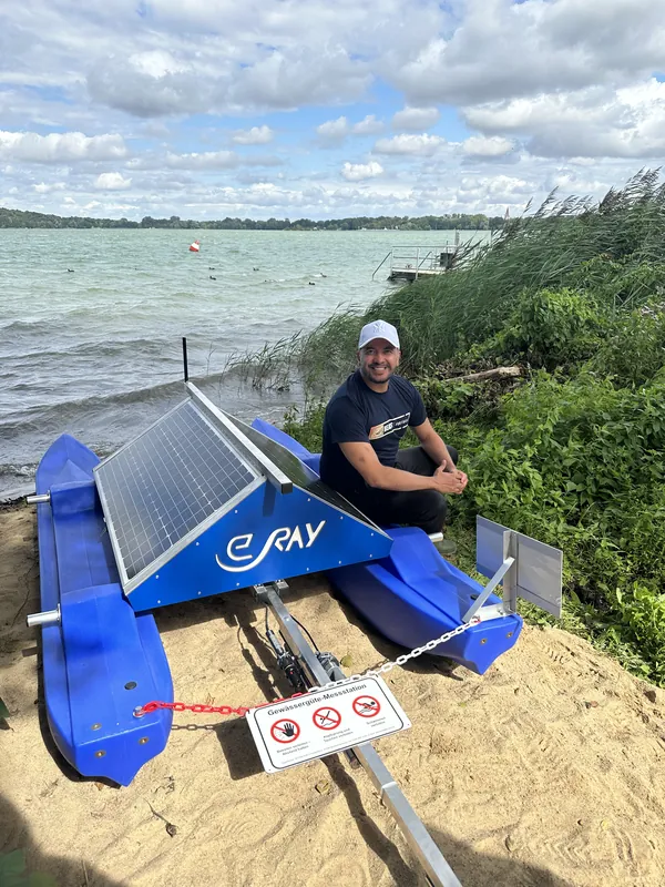 Fabian Suárez am Ufer des Tollensesees neben einer WAMO-Station auf dem Trailer, August 2024