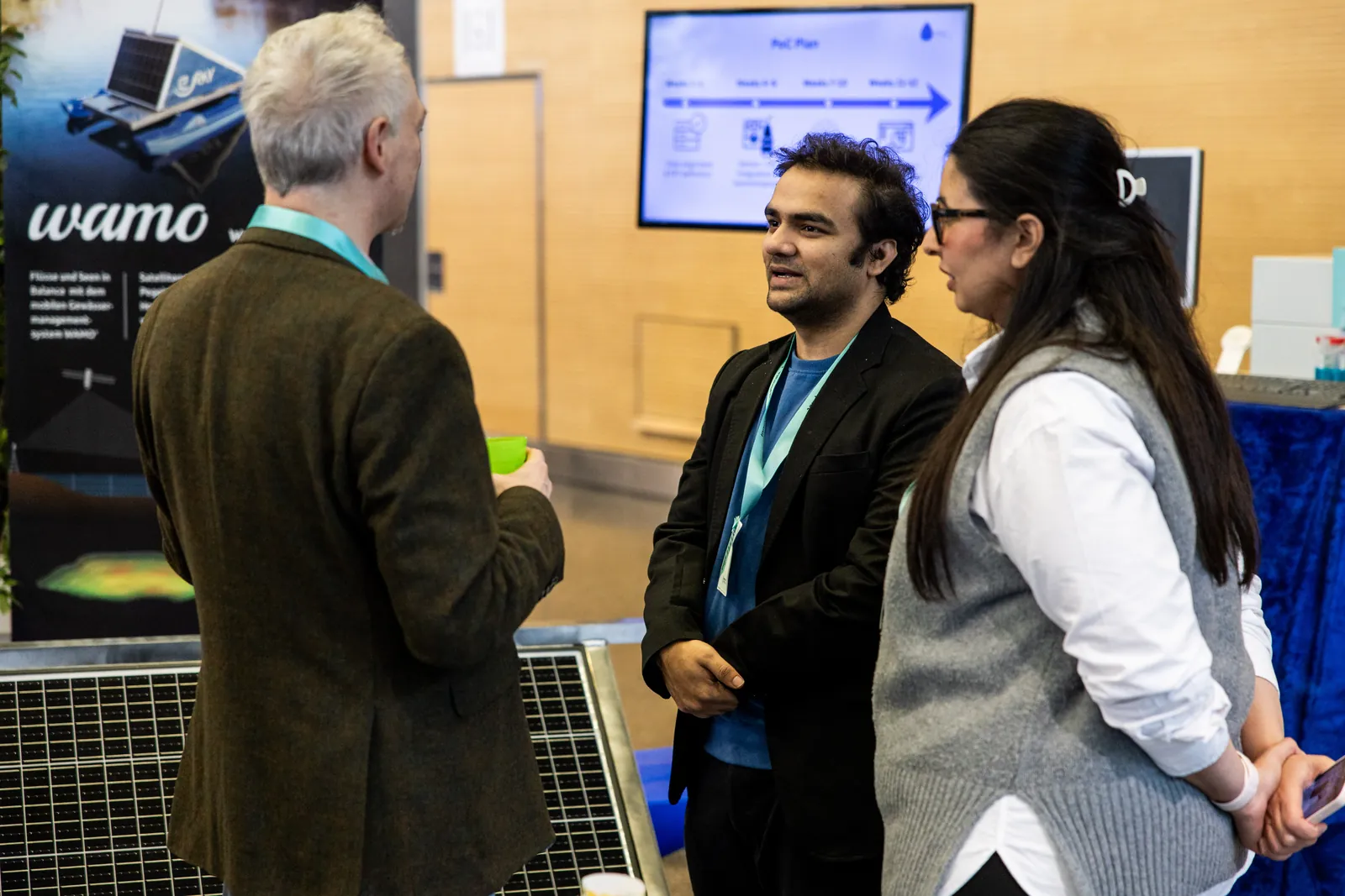 Consultation at the e.Ray trade fair stand