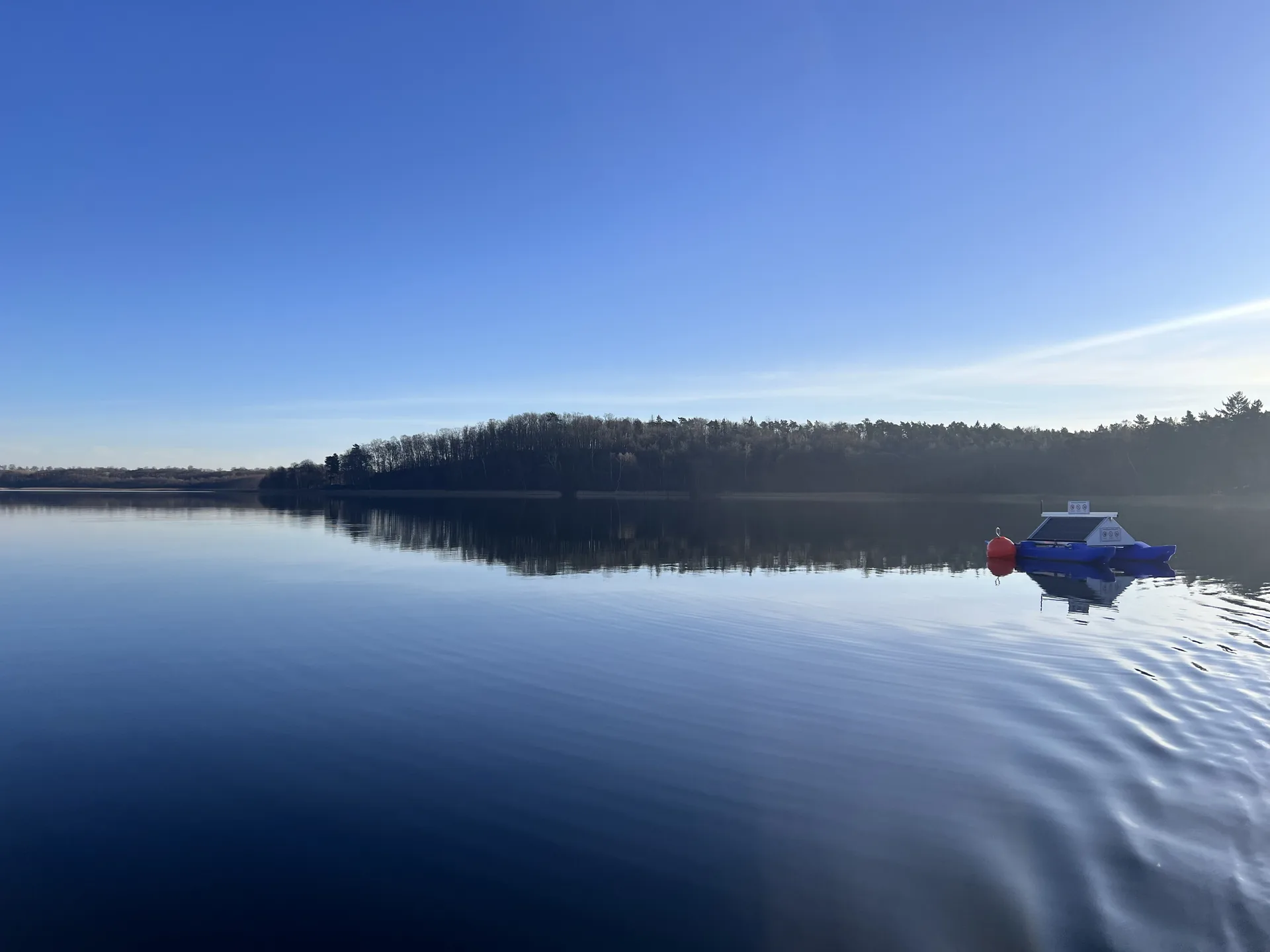 WAMO-Messstation auf einem weiten See im Morgendunst