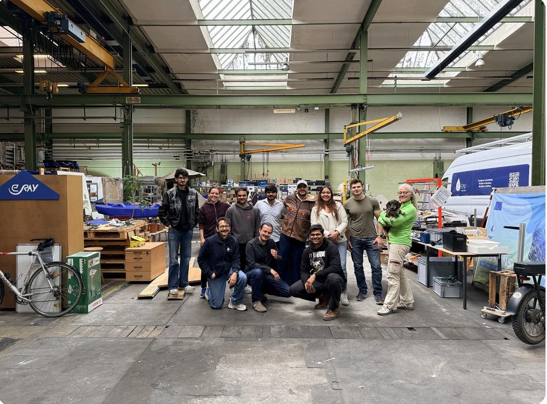 The e.Ray team in the workshop – group photo among WAMOs under construction
